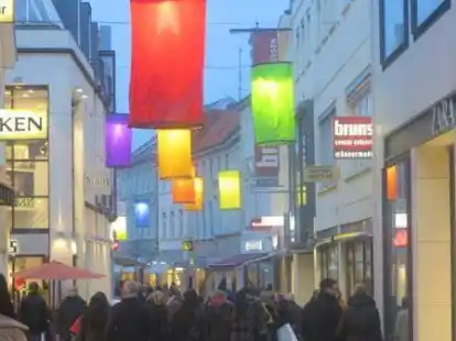 Am verkaufsoffenen Sonntag in Oldenburg war einiges los. Die vielen offenen Gesch&auml;fte lockten viele Kauflustige an.  So auch in der Haarenstra&szlig;e.