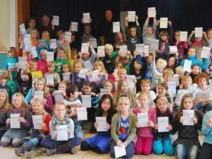 Viel Urkunden wurden am Dienstag in der Grundschule B&uuml;ppel verteilt; denn viele Jungen und M&auml;dchen haben das Sportabzeichen geschafft.