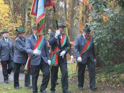 Gemeinsam zogen die Vereinsmitglieder zum Denkmal...