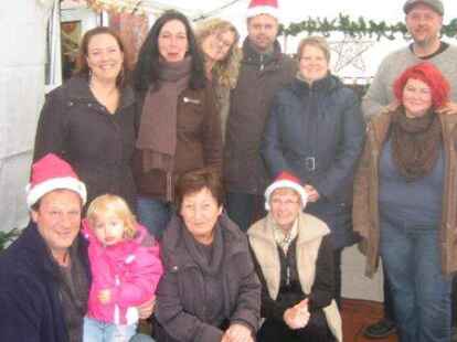 Auch wenn Weihnachten noch einige Wochen entfernt ist: Zumindest die Kopfbedeckungen lassen festliche Stimmung aufkommen. Oder etwa nicht? Mehr Bilder vom Basar zeigt N@chbar Ralf Onken in seinem Album auf mein-varel.de.