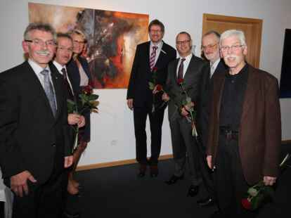 Freudige Gesichter bei der Er&ouml;ffnung der 13. Edewechter Kunsttage: In der Volksbank in Edewecht sind 45 Werke unter dem Motto &bdquo;Lichtmomente&ldquo; zu sehen.