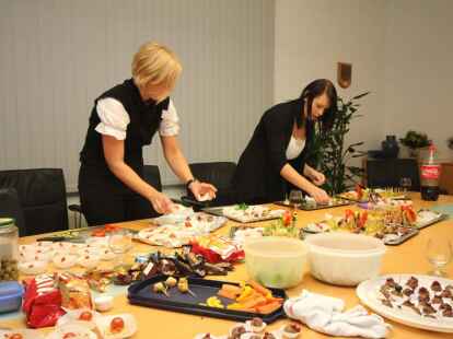 Und auch die Verpflegung an dem Abend glich einem kleinen Kunstwerk, an dem hier noch gearbeitet wurde. Mehr Bilder von der Er&ouml;ffnung der Kunsttage zeigt N@chbar Eckard Klages auf mein-wiefelstede.de.