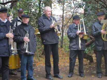 ...begleitet von der Bl&auml;sergruppe Etzhorn, die bei der Kranzniederlegung &bdquo;Ich hatt&rsquo; einen Kameraden&ldquo; spielten. Mehr Bilder vom gemeinsamen Gedenken zeigt N@chbar Werner Fuhlrott in seinem Album auf mein-oldenburg.de.