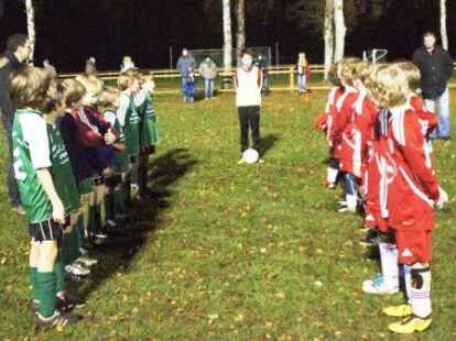 In der letzten Begegnung der Staffel 4 der E2-Junioren standen sich jetzt (im wahrsten Sinne des Wortes) Eintracht Wiefelstede (r.) und der TuS Augustfehn gegen&uuml;ber.