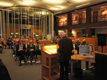 27 K&uuml;nstler &ndash; nicht nur aus dem Ammerland &ndash; haben Gem&auml;lde, Grafiken, Collagen und Fotografien eingereicht.