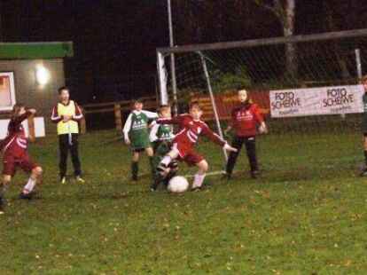Es wird k&auml;lter und dunkler &ndash; Fu&szlig;ball gespielt wird trotzdem noch, wie N@chbar Dirk Busker beobachtet hat.