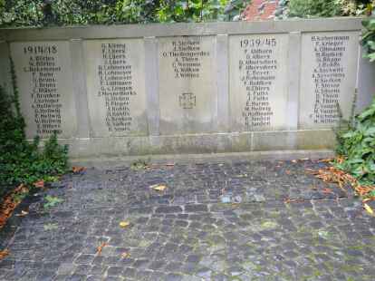 Zum Volkstrauertag wird der Toten von Krieg und Gewaltherrschaft gedacht. N@chbar Jens Rickels nahm das zum Anlass, um die Gefallenendenkm&auml;ler rund um Westerstede (wie hier in Westerloy) aufzusuchen.