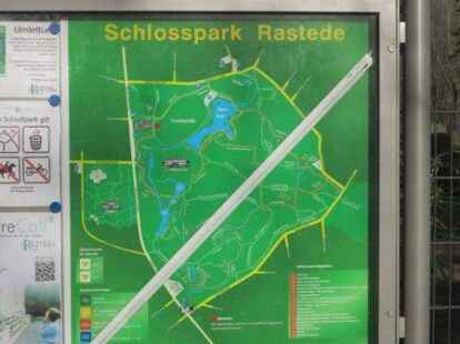 Solange die Bl&auml;tter noch bunt (und an den B&auml;umen) sind, lohnt sich ein Besuch im herbstlichen Schlosspark. (Danach lohnt sich &uuml;brigens ein Besuch im winterlichen Schlosspark.) Beweise tritt Werner Fuhlrott in seinem Album auf mein-oldenburg.de an.