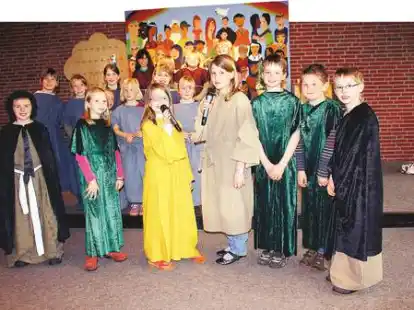 Alle 20 Kinder haben im Musical eine Rolle und einen Gesangspart: Jule Nehrmann (links mit Mikrofon) spielt Jesus, der die H&auml;ndler aus dem Tempel verscheucht. Jana Kipry (4. von rechts) spielt einen Bettler.