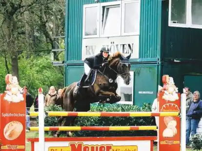 Hindernis genommen: Svenja Hempel vom RV Ganderkesee ging beim gro&szlig;en Reitturnier des Reitvereins H&ouml;ven