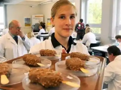 <p>Lebensmittellaborantin Imke Ortgies serviert am Dienstag den Pr&uuml;fern im Testzentrum der Deutschen Landwirtschafts-Gesellschaft(DLG) in Oldenburg Nuss-Schoko-Eis am Stil. Bild: dpa</p>