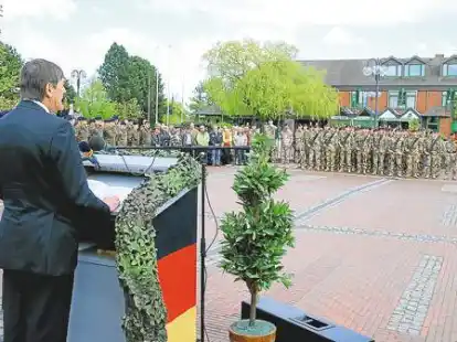 Mit allen milit&auml;rischen Ehren: Im Beisein von rund 120 Ehreng&auml;sten und weiteren etwa 300 Angeh&ouml;rigen und Zuschauern hat B&uuml;rgermeister Gerhard B&ouml;hling die Verbundenheit der Stadt Schortens mit den Soldaten betont.