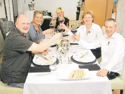F&uuml;hlten sich wohl bei Gastgeberin Nasrin (hinten, Mitte): Die anderen Kandidaten (von links) R&uuml;diger, Marion, Silke und Stephan. Sie waren am Montag in Metjendorf zu Gast.