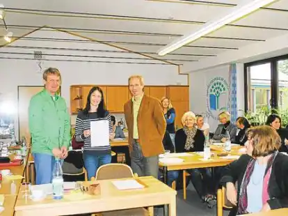 Julia Thase (Mitte) aus Delmenhorst war eine von 30 Lehrkr&auml;ften, die ein Zertifikat f&uuml;r die erfolgreiche Teilnahme an der Fortbildungsreihe in Sachen Sprachf&ouml;rderung erhielt. Ulrich Stitzinger (rechts) als Ausbildungsleiter und J&uuml;rgen M&ouml;hle (links) als Rektor der Sprachheilschule zeigten sich zufrieden.