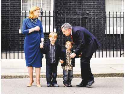 Eine Familie muss ausziehen: Ex-Premierminister Gordon Brown mit seinen Kindern und seiner Frau Sarah, nachdem er seinen R&uuml;cktritt bekannt gegeben hatte.