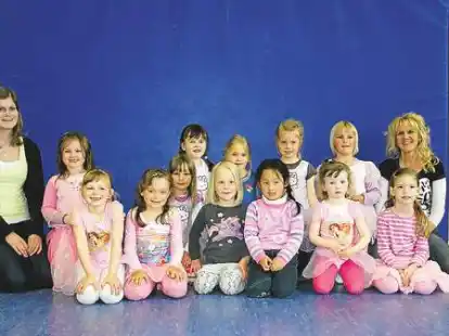 Neue Leiterin bei der Kindertanzgruppe des SC Wildeshausen: Rita Schwarmann (rechts) mit Gehilfin Annika Wilke und den Kindern der Tanzgruppe