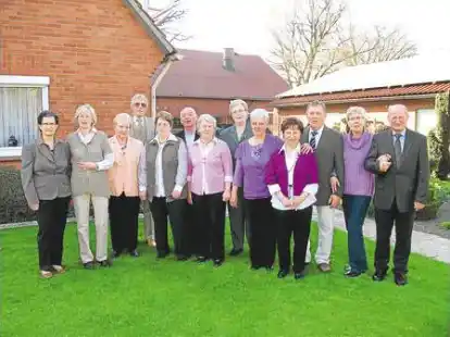 55 Jahre nach ihrer Schulentlassung trafen sich in Halen (von links) Helga Wanitzek, geb. B&ouml;se, Ludwiga Maibach, geb. Ahlers, Hannelore Baron, Horst Ziolkowski, Hanne Wegmann, geb. Menke, Adolf Exner, Elisabeth B&auml;ker, geb. Gabriel, Luise Mrozinski, geb. Hochartz, Monika Grafegeb. Siemers, Olga von der Wals, geb. Imorotzek, Erich Berlin, Agnes Br&uuml;ggemann, geb. Harling und schlie&szlig;lich August B&uuml;ssing.