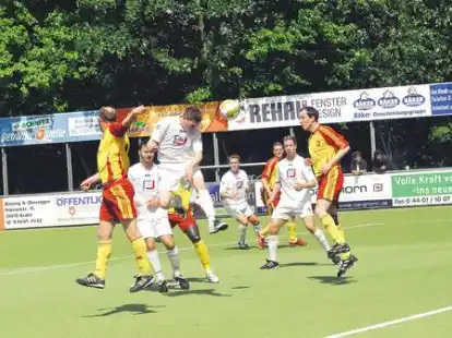 Julian Schneider vom SV Brake (wei&szlig;es Trikot) versucht hier nach einem Eckball von Marco Kuck den Ball per Kopf im Tor der G&auml;ste aus Lingen unterzubringen. Sein 3:4 in der Nachspielzeit kam dann allerdings zu sp&auml;t.