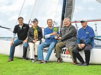 Die Sieger der Kurparkregatta, J&ouml;rg Gosche und Hannes Pegel (rechts), mit Kurdirektor Peter Schulze