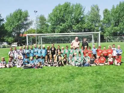 Trennten sich 1:1: die D-Jugend-Fu&szlig;baller der TSG Hatten-Sandkrug (schwarze Trikots) und des TuS Borkum. Das Freundschaftsspiel fand w&auml;hrend eines Trainingslagers der Sandkruger auf der Nordseeinsel statt.