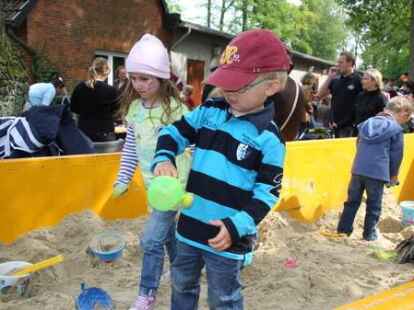 365 Kinder nahmen an dem Spieleprogramm teil. Im Anschluss gab es die Kinderk&ouml;nigs-Kr&ouml;nung.