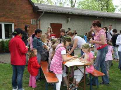 365 Kinder nahmen an dem Spieleprogramm teil. Im Anschluss gab es die Kinderk&ouml;nigs-Kr&ouml;nung.