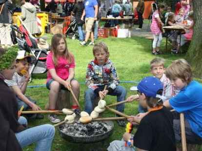 365 Kinder nahmen an dem Spieleprogramm teil. Im Anschluss gab es die Kinderk&ouml;nigs-Kr&ouml;nung.