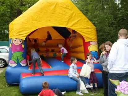 365 Kinder nahmen an dem Spieleprogramm teil. Im Anschluss gab es die Kinderk&ouml;nigs-Kr&ouml;nung.