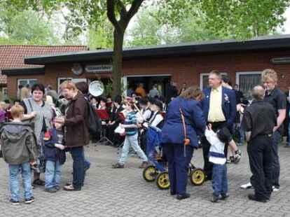 365 Kinder nahmen an dem Spieleprogramm teil. Im Anschluss gab es die Kinderk&ouml;nigs-Kr&ouml;nung.