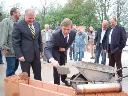 Der Ovelg&ouml;nner B&uuml;rgermeister Thomas Br&uuml;ckmann hat im Beisein zahlreicher G&auml;ste den Grundstein f&uuml;r die neue Kindertagesst&auml;tte in Gro&szlig;enmeer (Kreis Wesermarsch gelegt. Beim Einmauern der so genannten Zeitkapsel halfen der stellvertretende Landrat Dieter Kohlmann, Architekt Uwe Kelterborn, Kindergartenleiterin Ursula Evers und Schulleiterin Karin Hoormann. Der rund 880 000 Euro teure Neubau bietet k&uuml;nftig 25 Ganztags- und 25 Halbtagspl&auml;tze, au&szlig;erdem 15 Hortpl&auml;tze und 20 Pl&auml;tze f&uuml;r Hortkinder. Zum Jahresende soll der Betrieb aufgenommen werden.