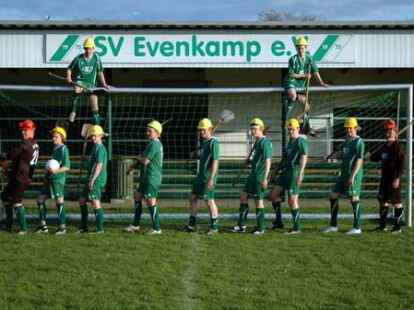 <p>SV Evenkamp6 - Die Kreisklassen-Fu&szlig;baller des SV Evenkamp sind offensichtlich fest entschlossen, ihren Sportplatz zur Not selbst zu renovieren. Ob die Kettens&auml;ge da das richtige Werkzeug ist? Markus Jansen, Philipp Wesselmann, Steven Naumann, ThomasWienken, Sascha H&ouml;lzen, Thorsten Willoh, Hendrik Wesselmann, Nils Doberer, Marcel M&uuml;nchow, Christof Johanning- M&ouml;llerhaus und Marco Ostermann (von links) scheinen sich selbst nicht ganz sicher zu sein. Da sind die Helme mit Sicherheit angebracht.BILD: SV EVENKAMP</p>