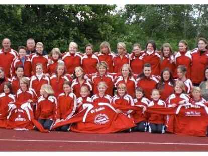 Maedchen_Frauen SV Brake - Die Fu&szlig;ballerinnen des SV Brake sind sich einig: Sie wollen einen neuen Rasen haben. Und diese Einigkeit demonstrieren sie auch auf ihrem Foto. BILD: SV BRAKE