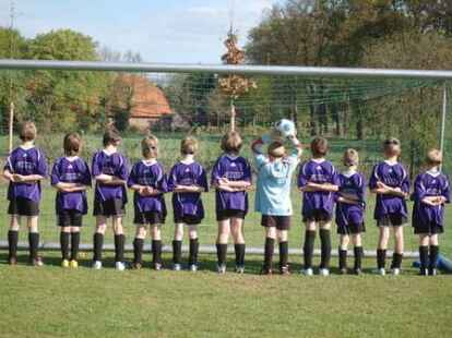 F Jugend Eintracht Etzhorn - Die F-Junioren Eintracht Etzhorns wollen ihren Gegner im Auge behalten  aber er soll hinter ihnen bleiben. BILD: EINTR. ETZHORN
