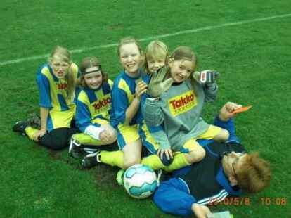 <p>E Juniorinnen BSV Benthullen-Harbern - Die E-Juniorinnen des BSV Benthullen-Harbern freuen sich nach einem Sieg so sehr, dass selbst der Schiedsrichter geknuddeltwird. Damit die M&auml;dchen noch &ouml;fter so jubeln k&ouml;nnen, brauchen sie unbedingt einen gut bespielbaren Platz. BILD: BSV</p>