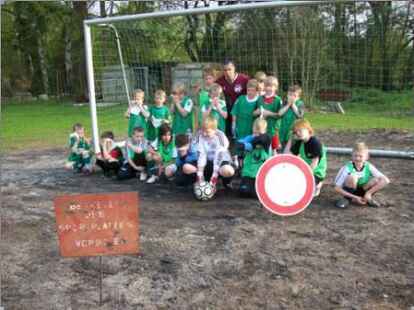 Tura76 - Hier kann man doch nicht Fu&szlig;ball spielen. Da kommen selbst dem h&auml;rtesten Kicker die Tr&auml;nen. Die Spieler von Tura Oldenburg wollen die Taschent&uuml;cher zu Hause lassen. BILD: TURA