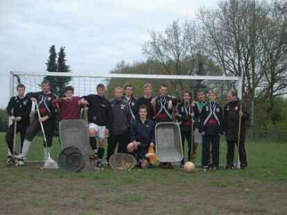 Schwarz Weiss OL1 - Wer auf einem Kartoffelacker spielen muss, hat zumindest immer genug zu essen. Dennoch w&uuml;rden die Spieler von SWO Oldenburg lieber auf einem tollen Rasen spielen. BILD: PRIVAT