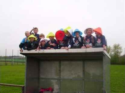 F Jugend TV Falkenburg2 - Bei Regen ist der Platz des TV Falkenburg nicht mehr bespielbar. Dann fliehen die Spieler der F-Junioren aufs Dach und &uuml;berlegen, ob sie nicht gleich Reis anbauen sollten. Damit die Kinder nicht doch noch unter die Reisbauern gehen m&uuml;ssen, hoffen sie auf einen neuen Rasen. BILD: TV FALKENBURG