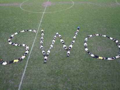SG Schwarz_Weiss_OL_E_F_G_Jungs_Maedchen - Der Rasen in Sandkrug sieht nicht so gut aus, daf&uuml;r das Logo des ans&auml;ssigen Vereins. Das demonstrieren die M&auml;dchen und Jungen Schwarz Wei&szlig; Oldenburgs. BILD: SCHWARZ WEI&szlig; OLDENBURG