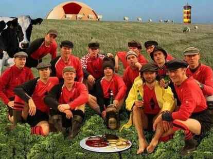 KARO Oldenburg - Wenn im Norden der rote Fu&szlig;ball im Meer versinkt, gucken die Schafe etwas verwundert. Die Fu&szlig;baller des Clubs Kick and Rush Orchestra (KARO) Oldenburg findens ganz normal. BILD: KARO