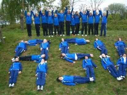 SV Ahlhorn D_B_Juniorinnen - Starke M&auml;dchen hoffen auf Top-Rasen. So lautet das Motto der B- und D-Juniorinnen des Ahlhorner SV. Und die wollen offensichtlich hoch hinaus. BILD: AHLHORNER SV