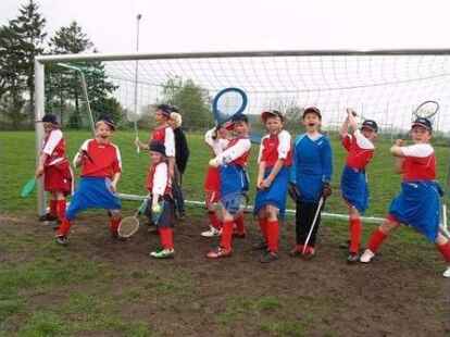 2. E Jugend TV Falkenburg - Auf Sand spielt man Tennis, sagen sich die Fu&szlig;baller des 2. E-Juniorenteams aus Falkenburg (von links): Moritz M&uuml;ller, Joscha Goette, Pascal Endewardt, Jacob Meyer, Max Drieling, Mel Gambka, Valentin Vienerius, Lukas Jablonowski, Christopher Burke, Jan-Peter Wamuth, Leon Sabelgunst. BILD: TV FALKENBURG