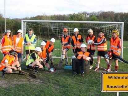 Frauen SV Eintracht Wildenloh - Wir fangen dann schon mal mit dem Buddeln an: Die Fu&szlig;ballerinnen des SVE Wildenloh wollen endlich einen neuen Rasen haben: Susanne Juranek (unten), Ramona Meyer, Lina Pockels, Scarlet B&ouml;sel, Ebba Kritzer (unten), Daniela Kr&uuml;decke, Gitta Helmke, Anke Schmidt, Petra Helwig, Trainer Peter Zastrow, Sabine Geveshausen, Anja J&uuml;rgens und Manuela K&ouml;sters (von links) f&uuml;hlen sich auf ihrem Platz wie auf einer Baustelle. BILD: SVE WILDENLOH