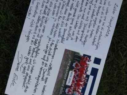 1. Herren Eintracht Wiefelstede - Andere Art der Rasenpflege: Die Spieler von Eintracht Wiefelstede haben einen Brief an ihren Platz geschrieben. BILD: SVE