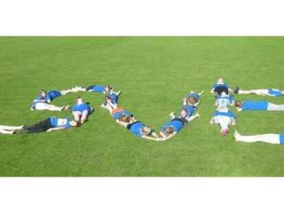 D Juniorinnen SV Emstek - Die D-Juniorinnen des SV Emstek machen deutlich: Hier regiert der SVE. Und damit das auch so bleibt, wollen die Fu&szlig;ballerinnen ihrem Verein einen neuen Rasen sichern. BILD: SV EMSTEK