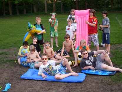 TuS Bueppel - Die Nachwuchsfu&szlig;baller des TuS B&uuml;ppel wollen auf ihrem Platz nicht mehr angeln oder Schlammb&auml;der nehmen. Sie wollen endlich wieder Fu&szlig;ball spielen. BILD: TUS B&Uuml;PPEL