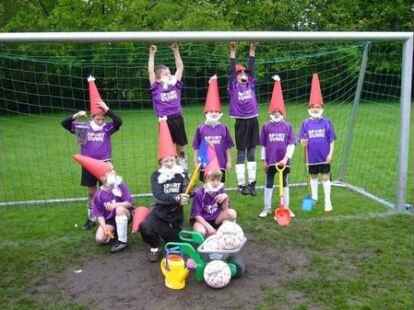 <p>F2 Jugend SV Eintracht Oldenburg - Die neun Zwerge Eintracht Oldenburgs brauchen keinSchneewittchen, sondern einen neuen Rasen. BILD: EINTRACHT</p>