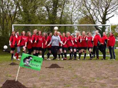 Damen SC Winkum - Die Spielerinnen des SC Winkum k&ouml;nnen offensichtlich mit dem Ball umgehen. Damit sie ihr Revier nicht mit dem Maulwurf teilen m&uuml;ssen, brauchen sie einen neuen Rasen. BILD: SC WINKUM