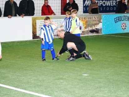 <p>FC G Jugend Hallenturnier - Beim FC Rastede wissen alle: Der Schiri ist dein Freundund Helfer. BILD: FC RASTEDE</p>