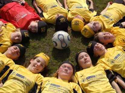 FC Ohmstede D-Maedchen - Bei den D-Junioren-Fu&szlig;ballerinnen des 1. FC Ohmstede dreht sich alles um den Ball. Damit der sich auf dem Platz der M&auml;dchen richtig drehen kann, hoffen sie auf einen neuen Fu&szlig;ballrasen. BILD: FC OHMSTEDE