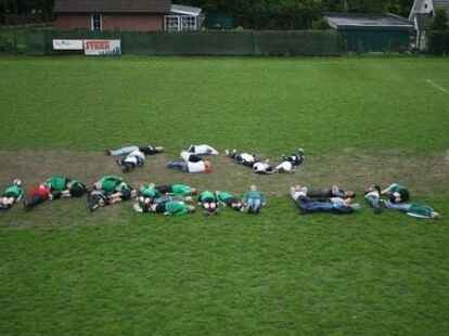 <p>TSV Ippener - Wer f&uuml;r seinen Verein einsteht, legt sich erst mal hin. Daswissen auch die Spieler des TSV Ippener. BILD: TSV IPPENER</p>